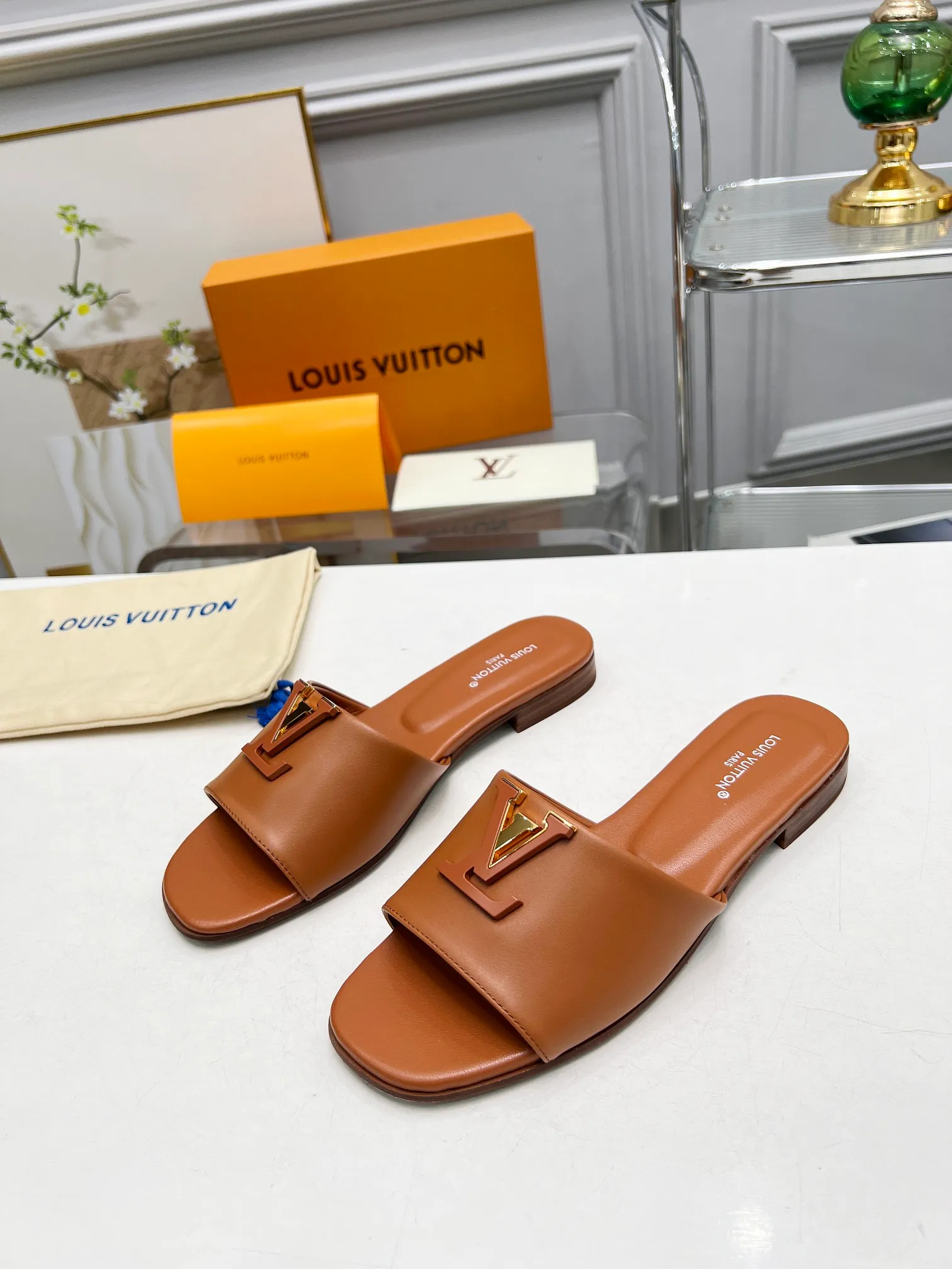 👟👟Ex-factory price 440👟👟Louis Vuitton/Louis Vuitton women's new sandals LV SUNSET COMFORT flat sandals are made of exquisite cowhide and sheepskin lining, the uppers show handicrafts, and are matched with genuine leather soles*@wearing experience. LV logo hardware buckle on upper, size 35-42